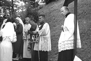Pavullo 1955 - Padre Raffaele partecipa ad una celebrazione liturgica